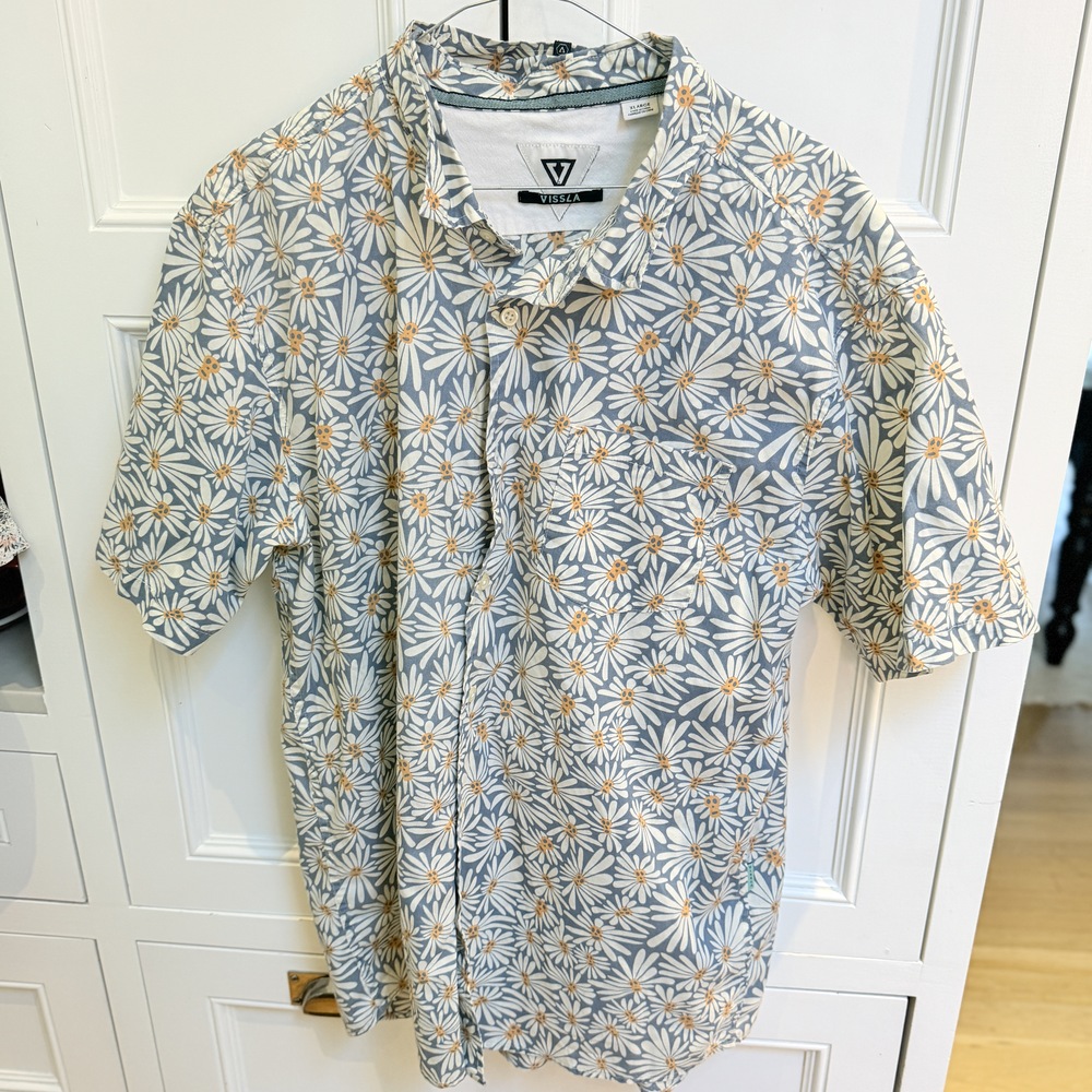 Vissla short sleeve shirt with daisy/skull pattern